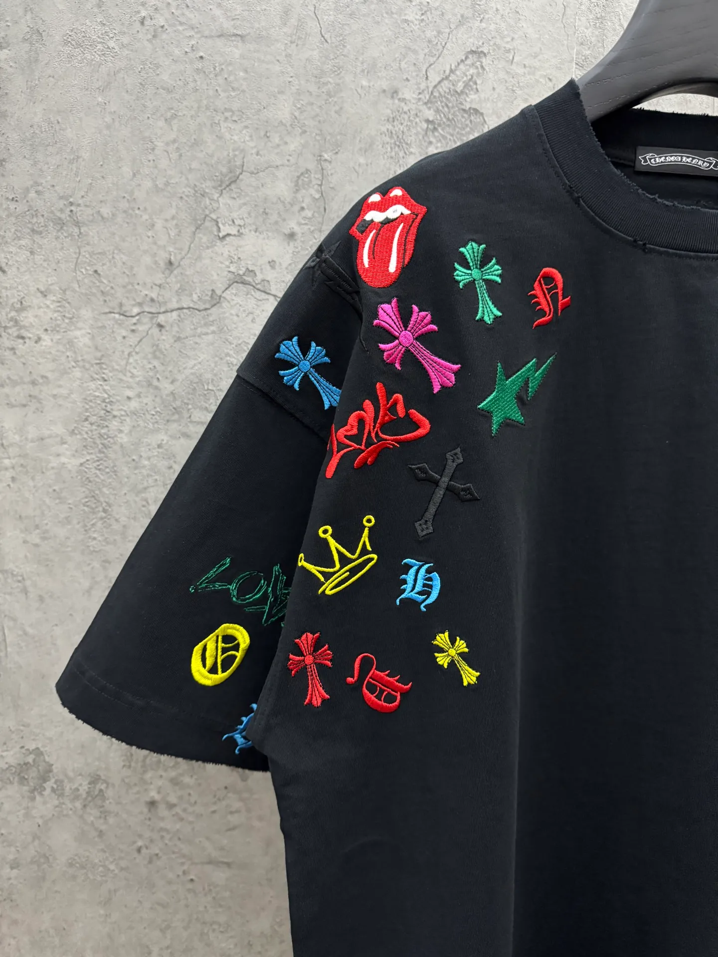 P240 top version, real shot without P, ​​different from market currency) 𝗖𝗵𝗿𝗼𝗺𝗲 𝗛𝗲𝗮𝗿𝘁𝘀/Cro Heart 2026 Spring New Original Single Counter American Color Thread Embroidery Couple Short Sleeves 👑The highest version! Customized fabric 320 grams, best-selling model at the counter, very comfortable to wear. Accessories: original molded and authenticated collar label ➕ 100% silk wash water label. Genuine purchase-grade original hangtag➕matching hanging rope➕3D hanging beads➕original packaging bag. Craftsmanship: The original version has consistent wiring! The highest version of the armhole matching technique! Color: White Black Size: S M L XL Style No.: 5211